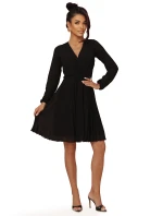 ISABELLE plisované šaty s dlouhými rukávy a výstřihem BLACK model 21215944 - numoco