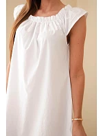Dámske bavlnené šaty s volánovým výstrihom a volánom biele