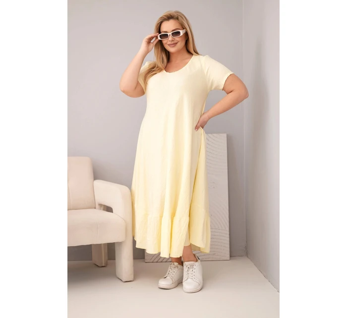 Dámske plus size šaty s krátkymi rukávmi a volánom z ľahkej viskózy žltej farby Dámske plus size šaty s krátkymi rukávmi a volánom z ľahkej viskózy žltej farby