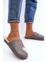 Lesklé dámské pantofle šedé model 21641364 - Boto