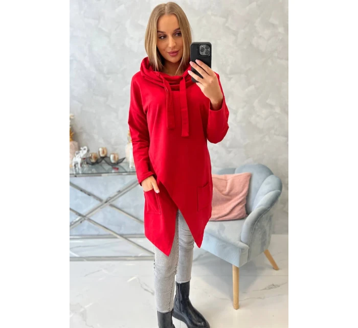 Červená tunika nadmernej veľkosti s obálkovou prednou časťou