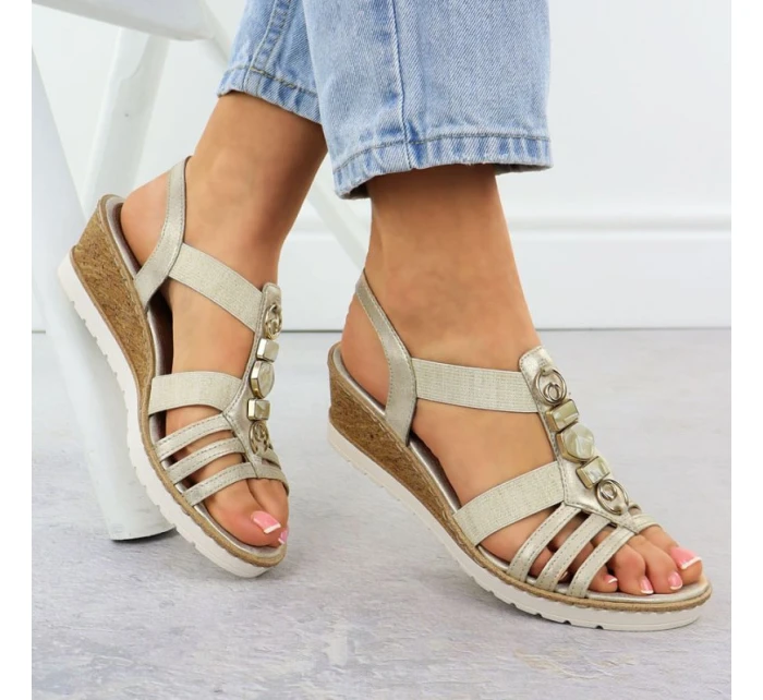 Dámské zlaté sandály na platformě s podrážkou model 21904834 - Remonte Dámské zlaté sandály na platformě s podrážkou model 21904834 - Remonte