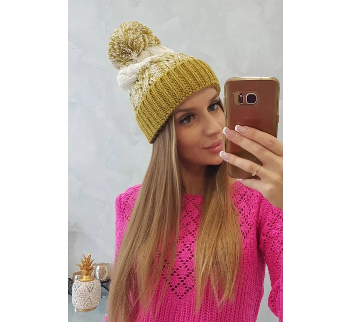 Dámská čepice s bambulí Abigail model 18751657 - K-Fashion Dámská čepice s bambulí Abigail model 18751657 - K-Fashion