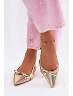 Dámské sandály z umělé kůže na nízkém podpatku Zlaté model 22107058 - Boto