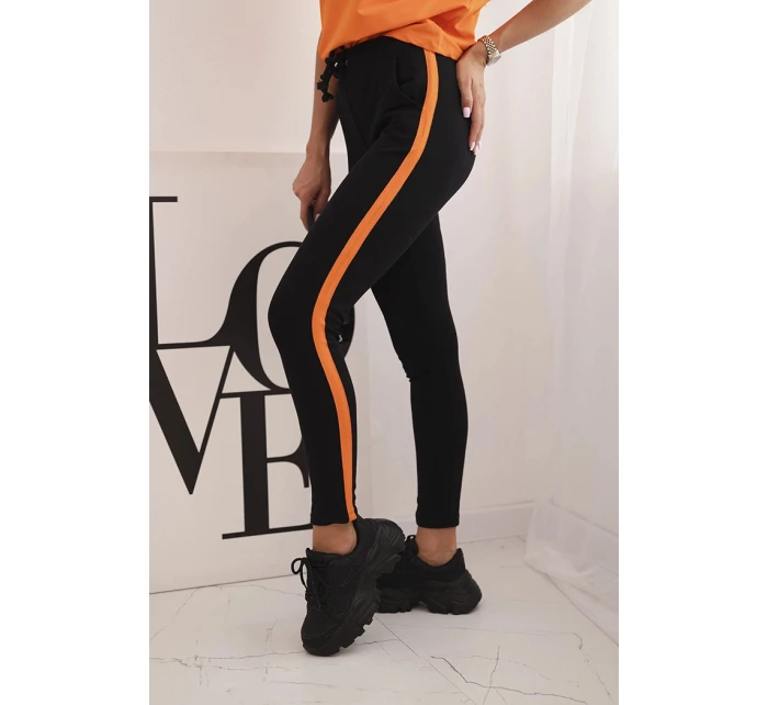 Dámska bavlnená súprava s tričkom a legínami s oranžovou šerpou Dámska bavlnená súprava s tričkom a legínami s oranžovou šerpou