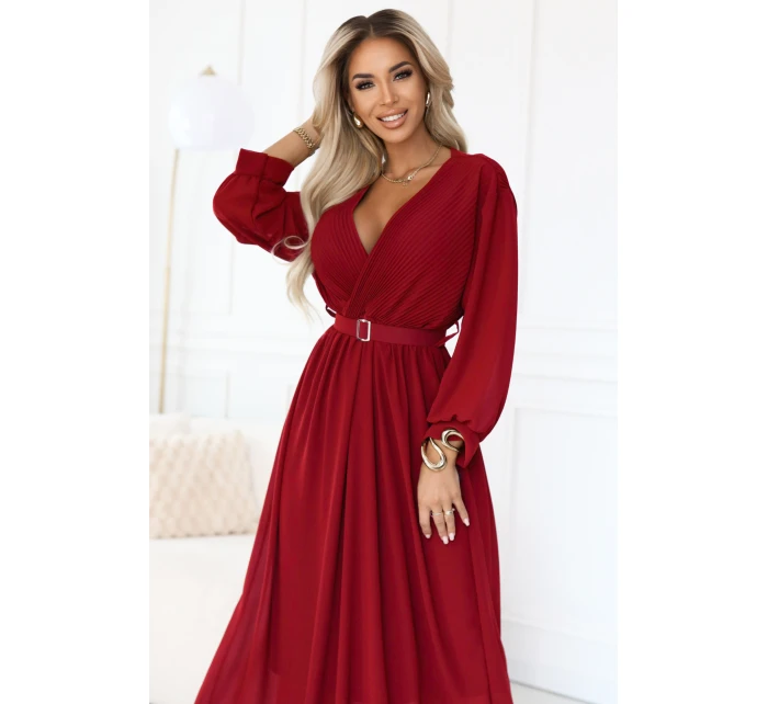 model 21729082 Elegantní plisované maxi šaty s páskem a obálkovým výstřihem vínové - numoco basic