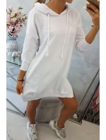 Šaty s kapucňou a dlhším chrbtom biele