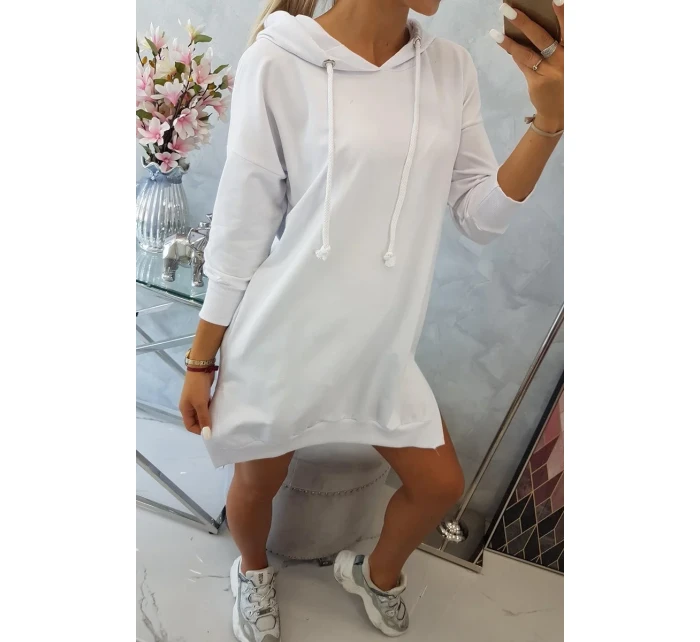Šaty s kapucňou a dlhším chrbtom biele