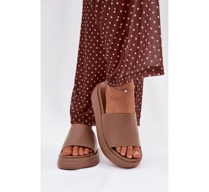 Dámské pantofle na platformě tmavě béžové model 21918985 - Boto