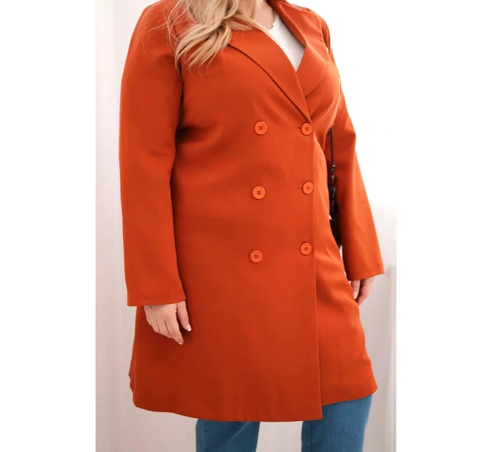 Dámsky dvojradový kabát s červeným golierom v nadmernej veľkosti