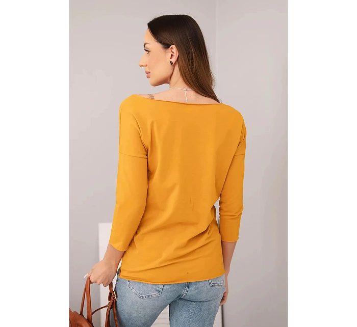 Dámska blúzka s lodičkovým výstrihom horčicovej farby