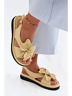 Kožené dámské sandály s ozdobným květem Vinceza 66917 Žluté