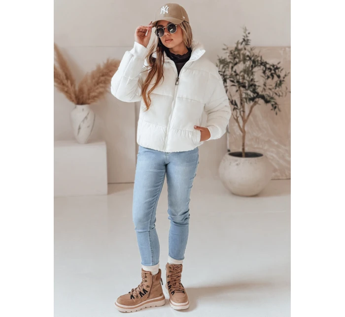Dámská krátká zimní prošívaná bunda bílá Dstreet model 21990563 - FashionStreet Dámská krátká zimní prošívaná bunda bílá Dstreet model 21990563 - FashionStreet