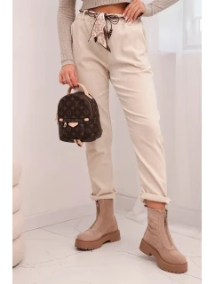 Dámské kalhoty z viskózy s model 21774715 páskem béžové - K-Fashion