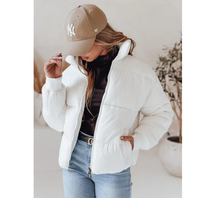 Dámská krátká zimní prošívaná bunda bílá Dstreet model 21990563 - FashionStreet Dámská krátká zimní prošívaná bunda bílá Dstreet model 21990563 - FashionStreet
