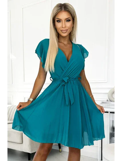 Plisované dámské šaty v mořské barvě s výstřihem a volánky model 18485670 - numoco basic Plisované dámské šaty v mořské barvě s výstřihem a volánky model 18485670 - numoco basic