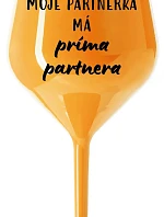 MOJE PARTNERKA MÁ PRÍMA PARTNERA - oranžová nerozbitná sklenice na víno 470 ml