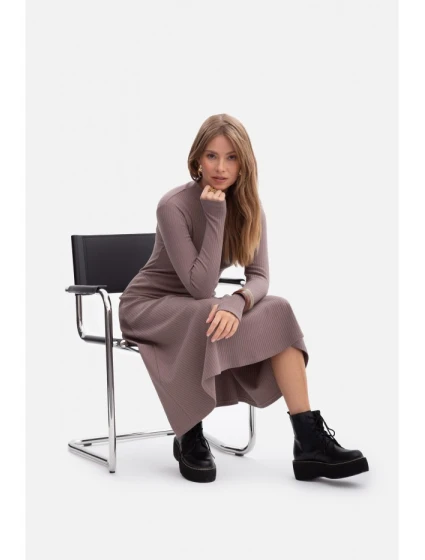 B299 Rebrované midi šaty s asymetrickým pásom - kakaové