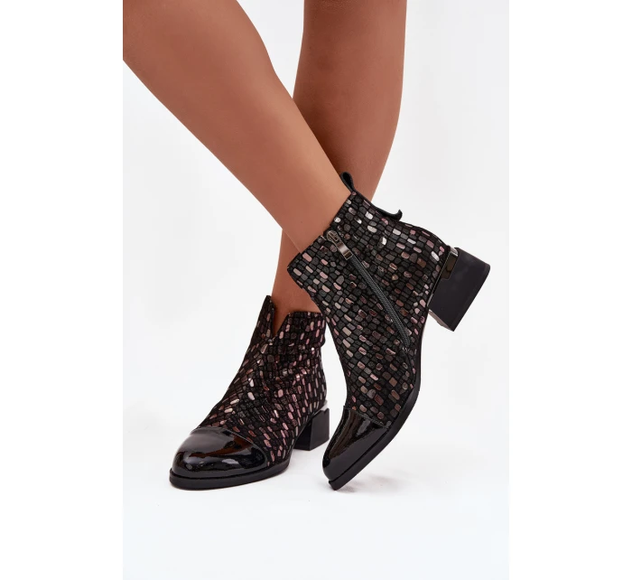 Lakované dámské kotníkové boty z pravé kůže na nízkém podpatku model 21713808 Černé - D&A