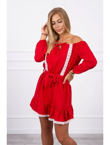 Šaty s odhalenými ramenami a čipkou červenej farby