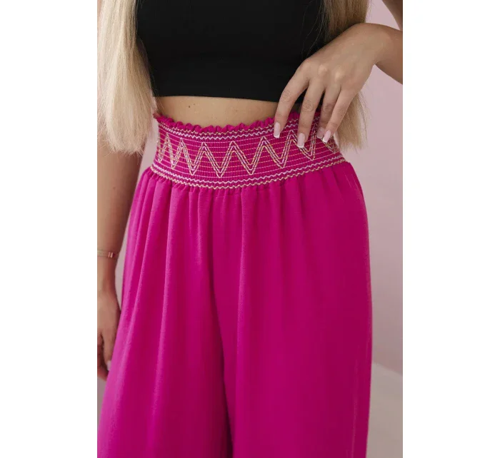Nohavice so širokým elastickým pásom fuchsiovej farby