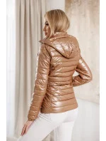 Prešívaná dámska bunda v karamelovej farbe s kapucňou (16M9106-84)