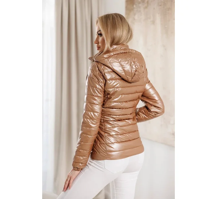 Prešívaná dámska bunda v karamelovej farbe s kapucňou (16M9106-84)