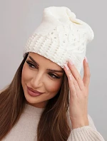 Dámska zimná čiapka s vlnou zdobená flitrami a pleteninou K473 ecru