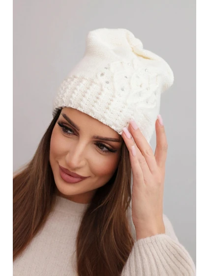 Dámska zimná čiapka s vlnou zdobená flitrami a pleteninou K473 ecru