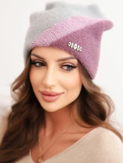 Dámska zimná čiapka z nadýchanej pleteniny s ozdobnou aplikáciou sivá + tmavofialová