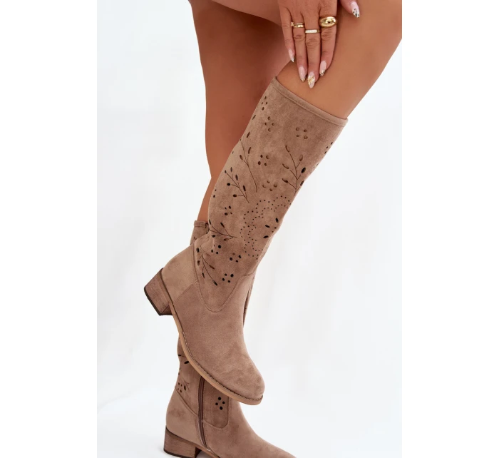 Ažurové dámské kozačky na klínu béžové Helinna Ažurové dámské kozačky na klínu béžové Helinna