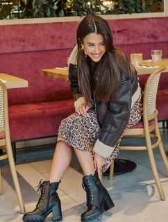 Zateplené členkové topánky na podpätku so zlatými detailmi Black Ivarisse