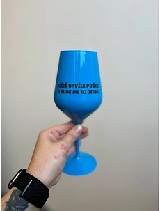 Počkajte chvíľu a ja sa postarám - modrý nerozbitný pohár na víno 470 ml