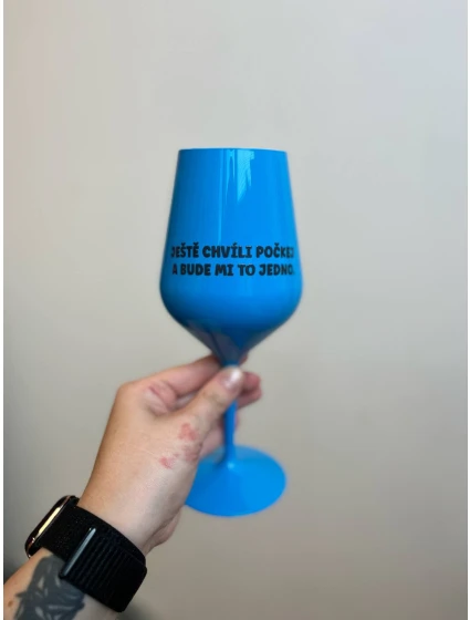 Počkajte chvíľu a ja sa postarám - modrý nerozbitný pohár na víno 470 ml Počkajte chvíľu a ja sa postarám - modrý nerozbitný pohár na víno 470 ml