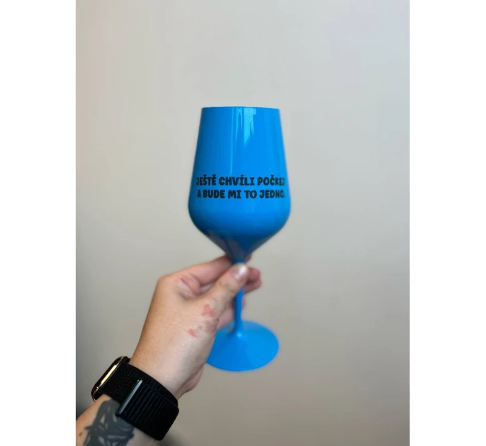 Počkajte chvíľu a ja sa postarám - modrý nerozbitný pohár na víno 470 ml Počkajte chvíľu a ja sa postarám - modrý nerozbitný pohár na víno 470 ml