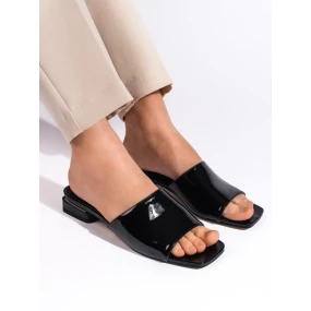 Pekné čierne dámske ponožky na širokom podpätku