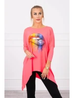 Oversize halenka s potiskem model 18745782 rtů růžová neonová - K-Fashion Oversize halenka s potiskem model 18745782 rtů růžová neonová - K-Fashion