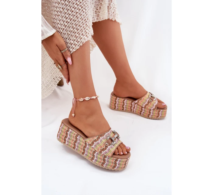 Klapki Damskie Na Koturnie Z Plecionką I Ozdobą Multikolor Isolene Klapki Damskie Na Koturnie Z Plecionką I Ozdobą Multikolor Isolene