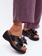 Kožené platformové pantofle s ozdobnou květinou Vinceza 41511 Černé