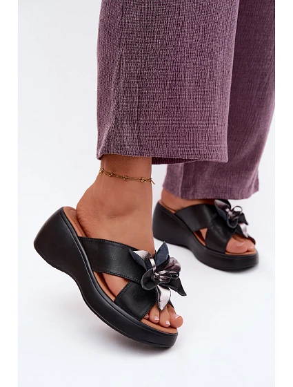 Kožené platformové pantofle s ozdobnou květinou Vinceza 41511 Černé