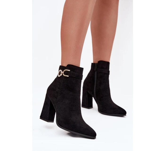 Dámska zateplená členková obuv z eko semišu na stĺpiku so zdobením - čierna Lymall Dámska zateplená členková obuv z eko semišu na stĺpiku so zdobením - čierna Lymall
