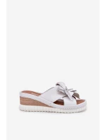 Skórzane Klapki Damskie Na Koturnie Z Ozdobnym Kwiatem Artiker 54C0538 Biało-Srebrne