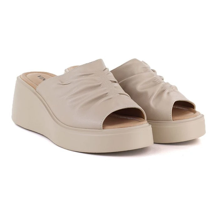 Dámske kožené žabky na platforme béžové Vinceza 66949