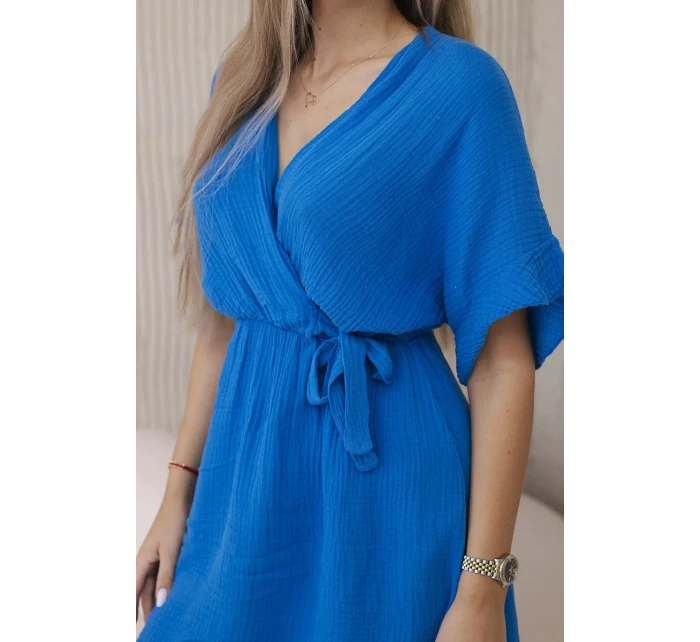 Mušelínové šaty s pásom v chrpovo modrej farbe