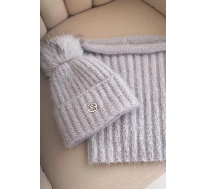 Dámská zimní souprava s bambulí a model 21762695 šedý - K-Fashion