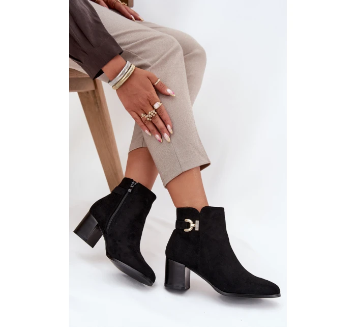 Zateplené dámské kotníkové boty na podpatku se zlatým detailem černé model 21708221 - Boto Zateplené dámské kotníkové boty na podpatku se zlatým detailem černé model 21708221 - Boto
