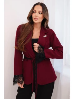 Dámský sako s páskem a krajkovým model 21774839 rukávů bordová - K-Fashion
