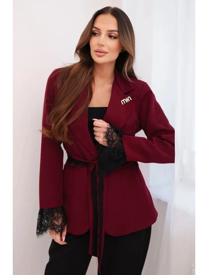 Dámský sako s páskem a krajkovým model 21774839 rukávů bordová - K-Fashion