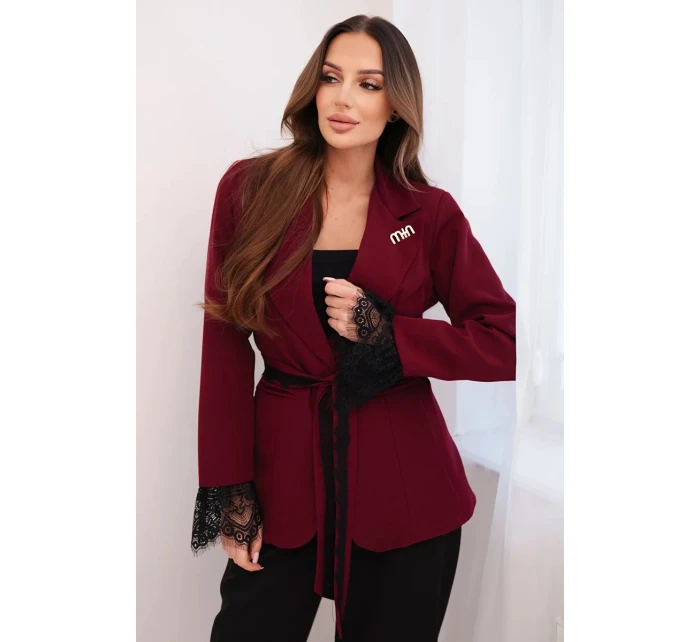 Dámský sako s páskem a krajkovým model 21774839 rukávů bordová - K-Fashion