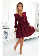 dámské šaty ve vínové bordó barvě s dekoltem model 17862834 - numoco